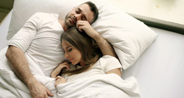 Casal dormindo junto: relação entre sono e libido