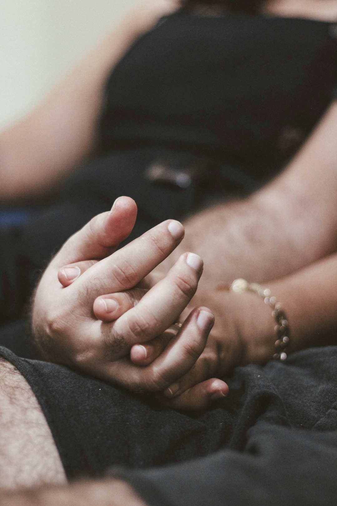 Mindfulness no sexo: como usar atenção plena para sentir mais e performar menos 72 Duas pessoas de mãos dadas representando presença, conexão e mindfulness no sexo