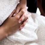 Foco sensorial no casal: mãos se tocando durante exercício de intimidade