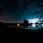 Casal sob o céu estrelado, representando astrologia e compatibilidade sexual