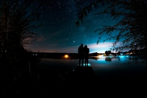 Casal sob o céu estrelado, representando astrologia e compatibilidade sexual
