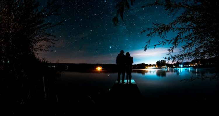 Quais signos combinam mais no sexo? Compatibilidade sexual além do signo solar 71 Casal sob o céu estrelado, representando astrologia e compatibilidade sexual