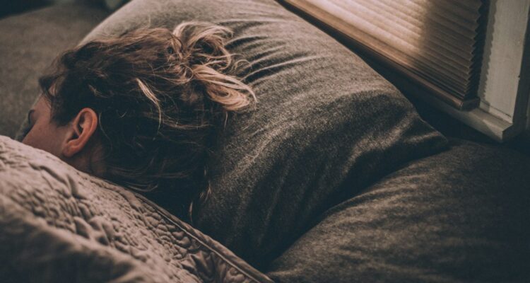 Sonhar com mulher pelada significa desejo sexual? 71 Mulher dormindo na cama, representando sonhos e simbolismo