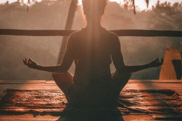 Pessoa meditando em ambiente tranquilo para ilustrar introdução ao Tantra