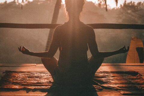 Pessoa meditando em ambiente tranquilo para ilustrar introdução ao Tantra