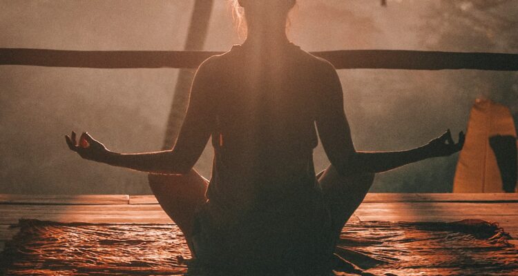 Pessoa meditando em ambiente tranquilo para ilustrar introdução ao Tantra